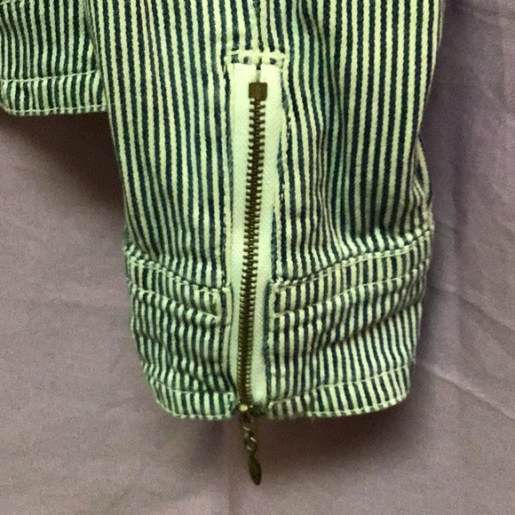 DONATED⚡️LIVE A LITTLE⚡️❣️Seersucker Zip Jacket - Picture 3 of 7